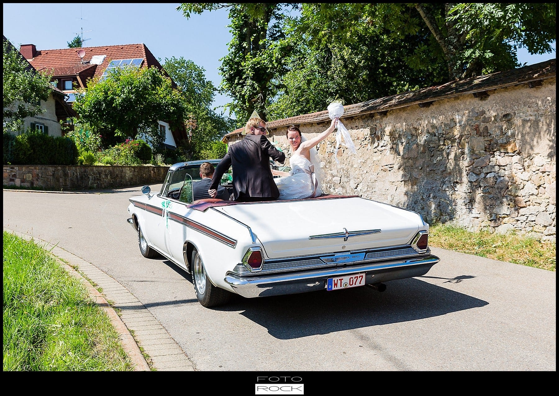 DIY Hochzeit Waldshut-Tiengen Brautpaar Brautstrauss Auto
