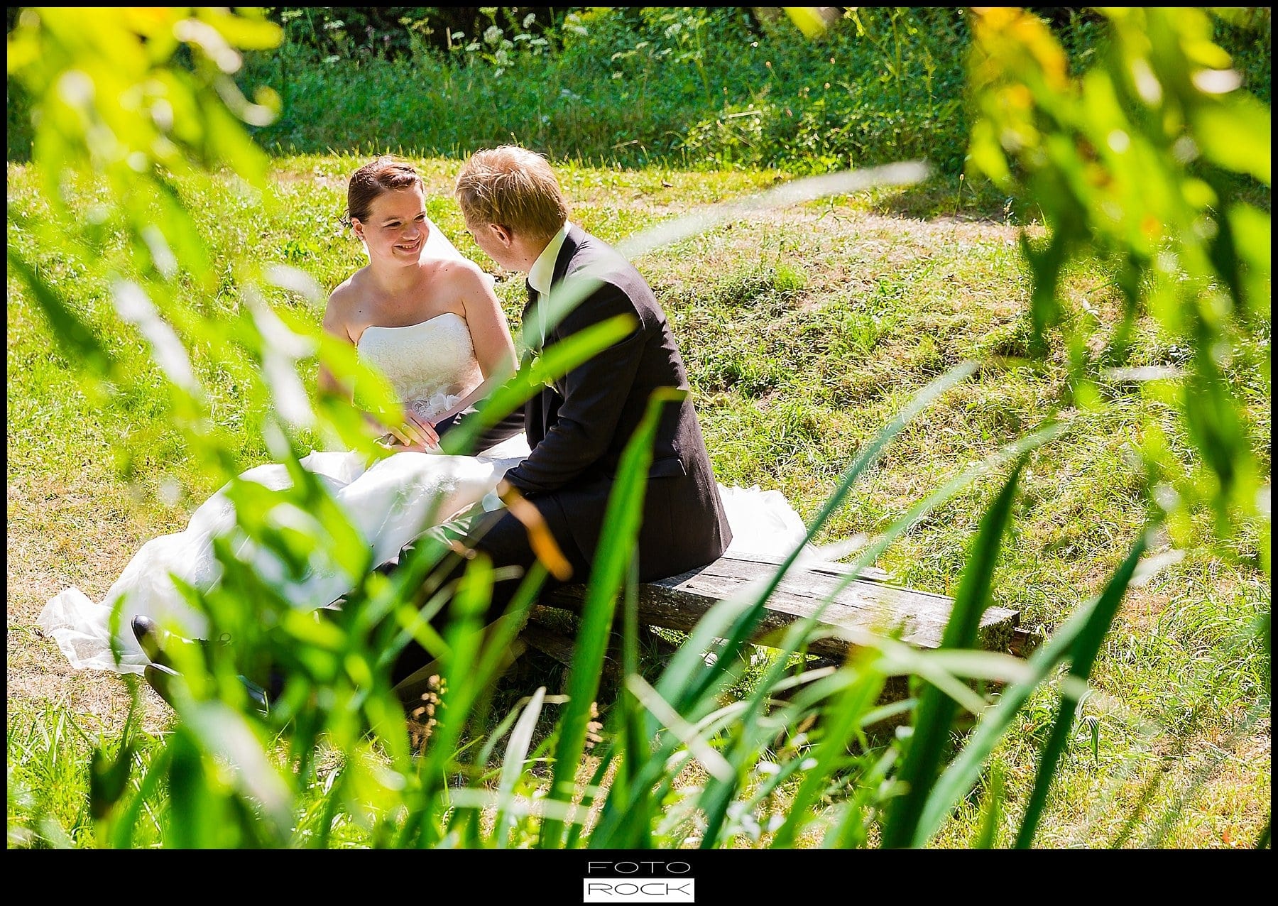 DIY Hochzeit Waldshut-Tiengen Outdoor Bank Brautpaar