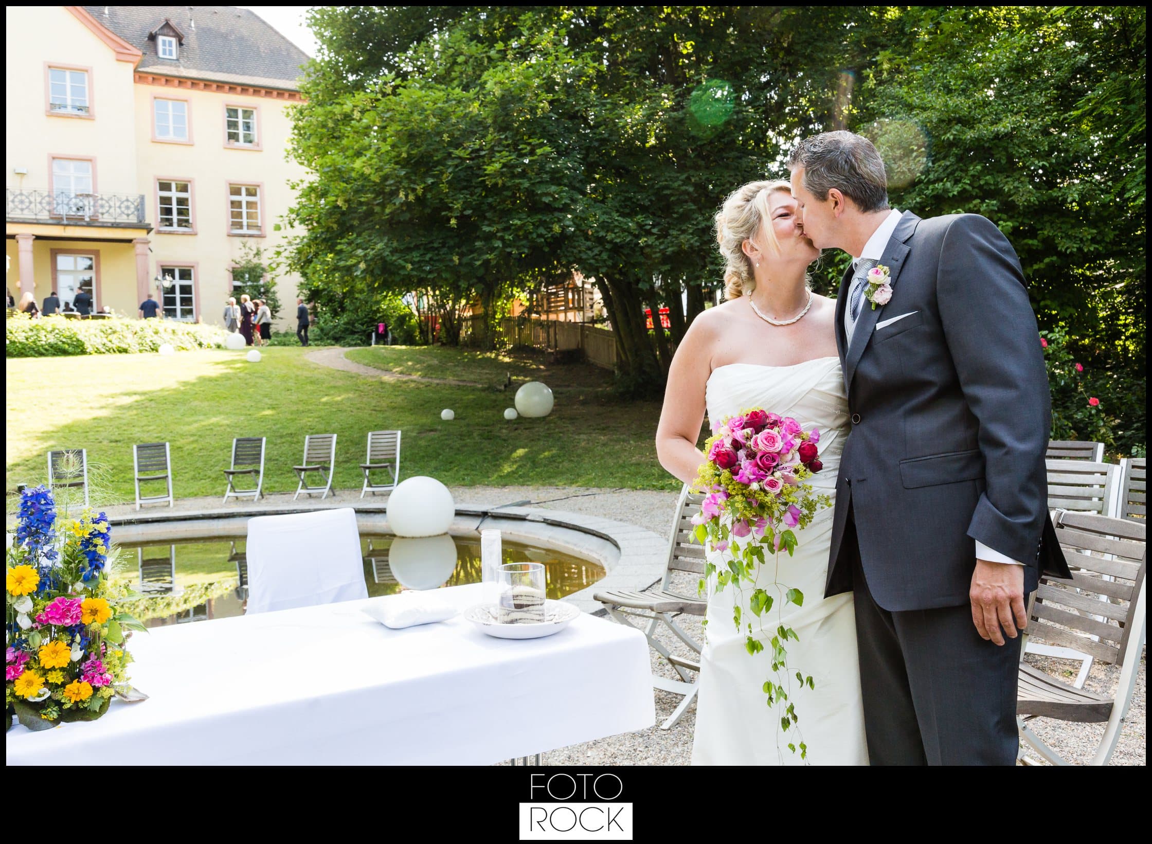 Hochzeit Jesuitenschloss Freiburg brautpaar kuss