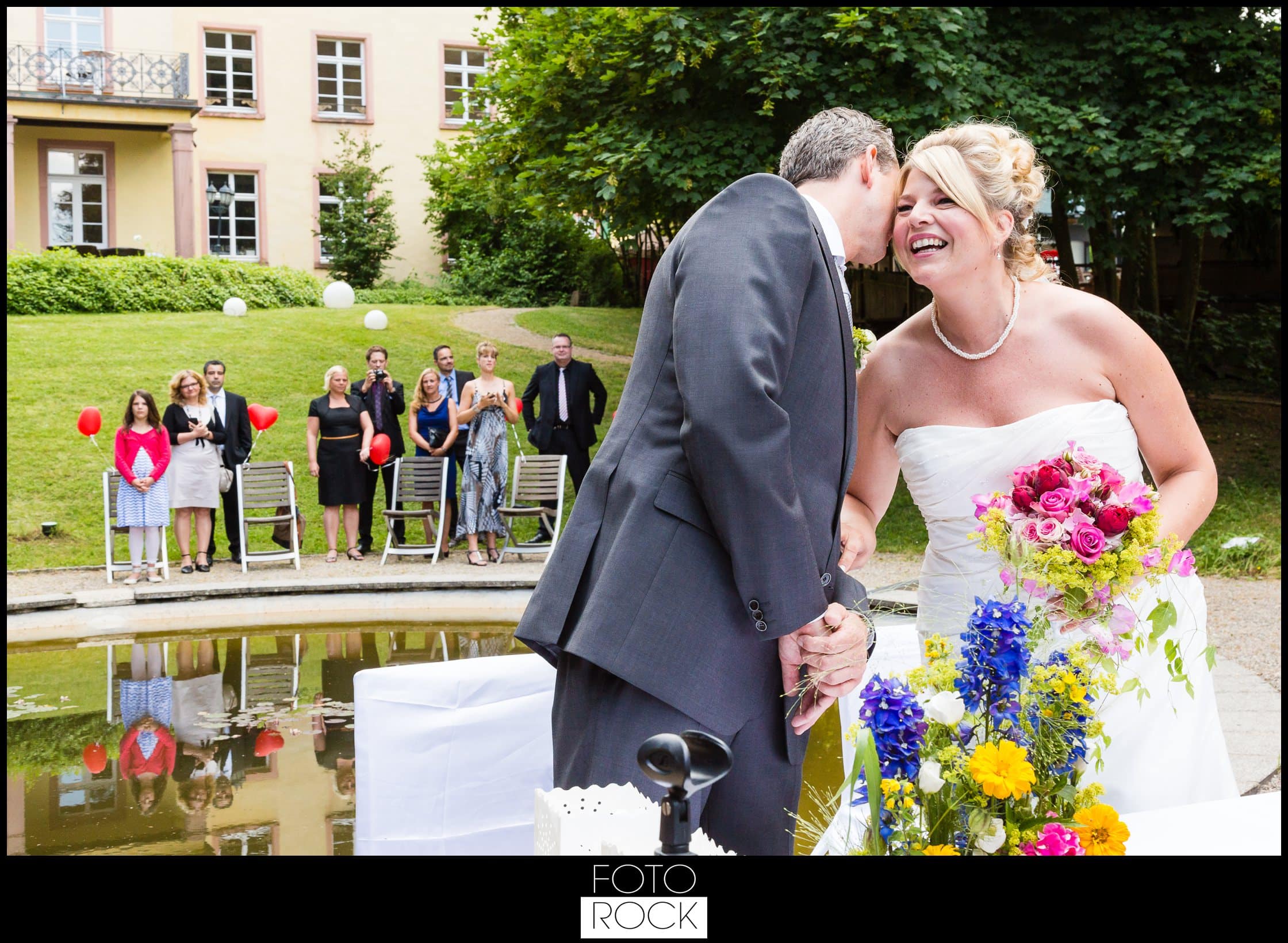 Hochzeit Jesuitenschloss Freiburg brautpaar kuss teich gäste