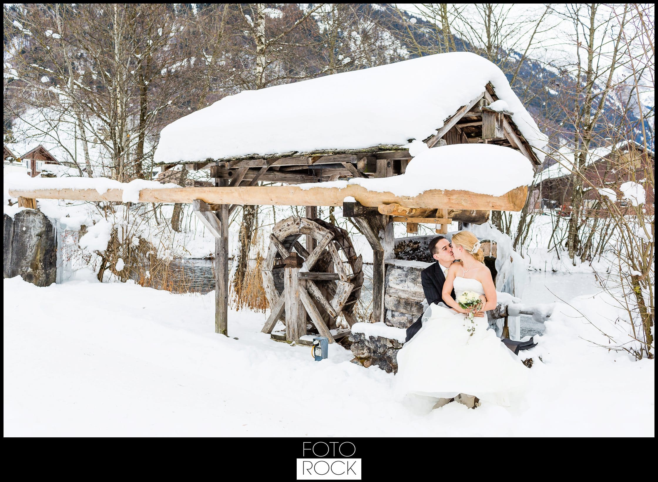 Hochzeit Winter Engelberg Wassermühle Brautpaar Kuss Schnee