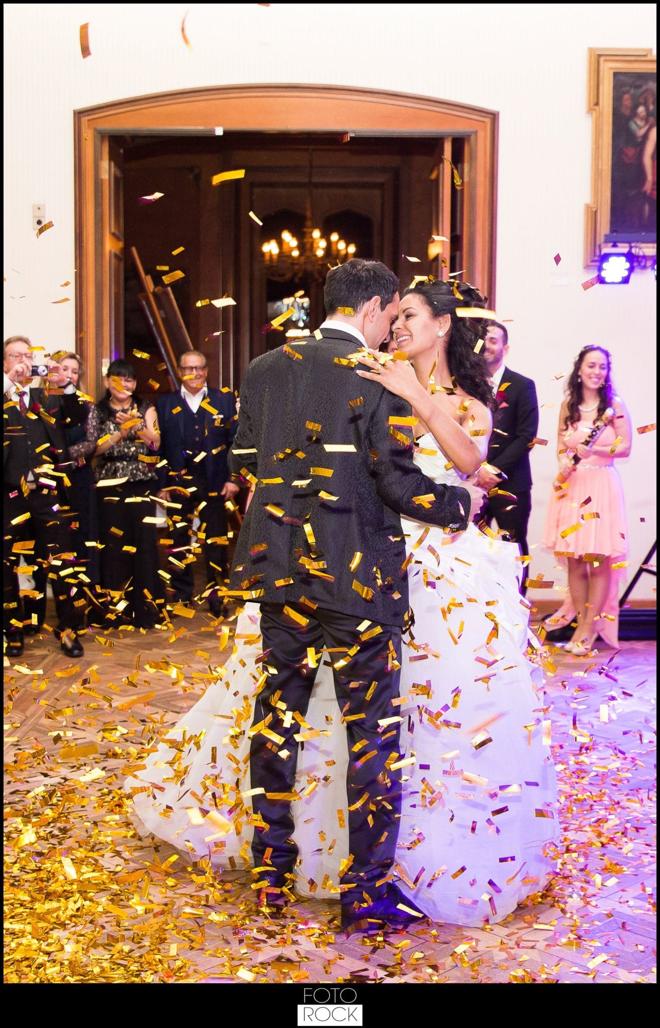 Hochzeit Schloss Meersburg Montfort Bodensee brautpaar tanz konfetti