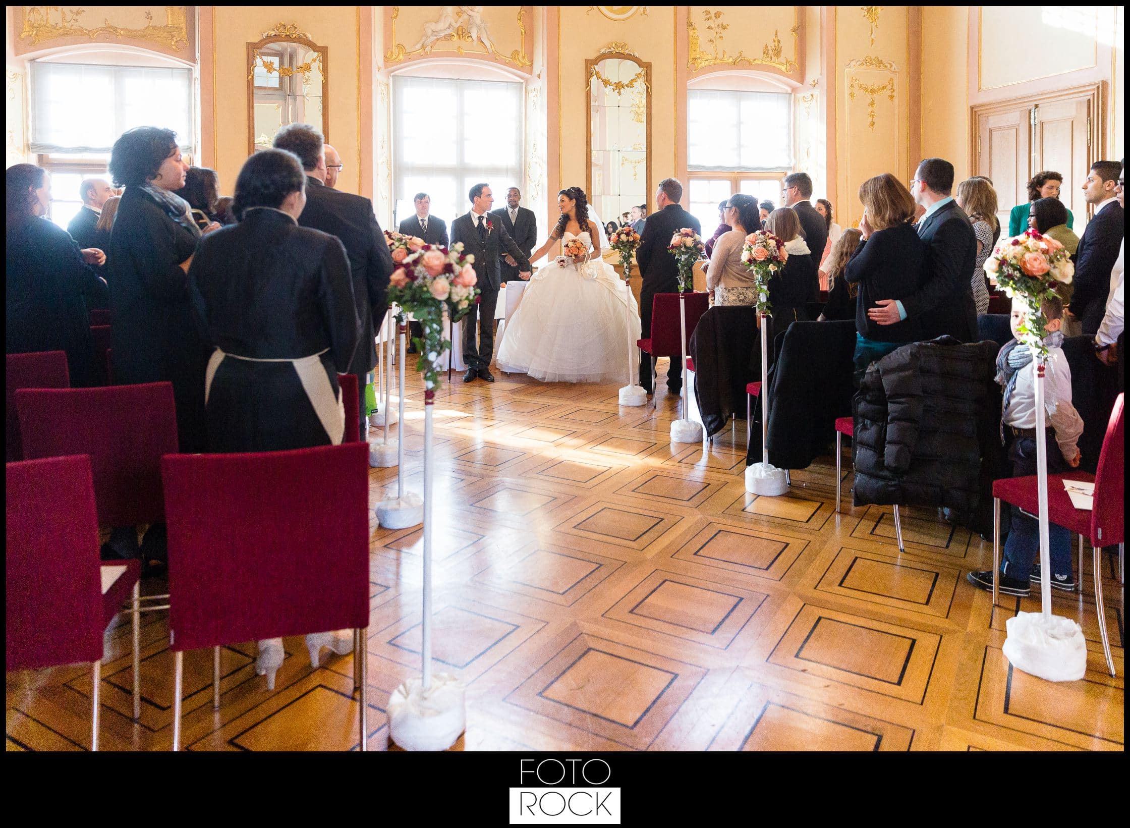 Hochzeit Schloss Meersburg Montfort Bodensee stühle brautpaar blumen deko