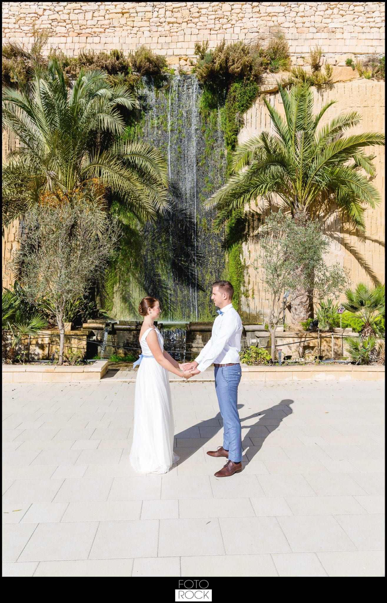 Hochzeit Malta Brautpaar Wasserfall Blumen Mauer Palmen