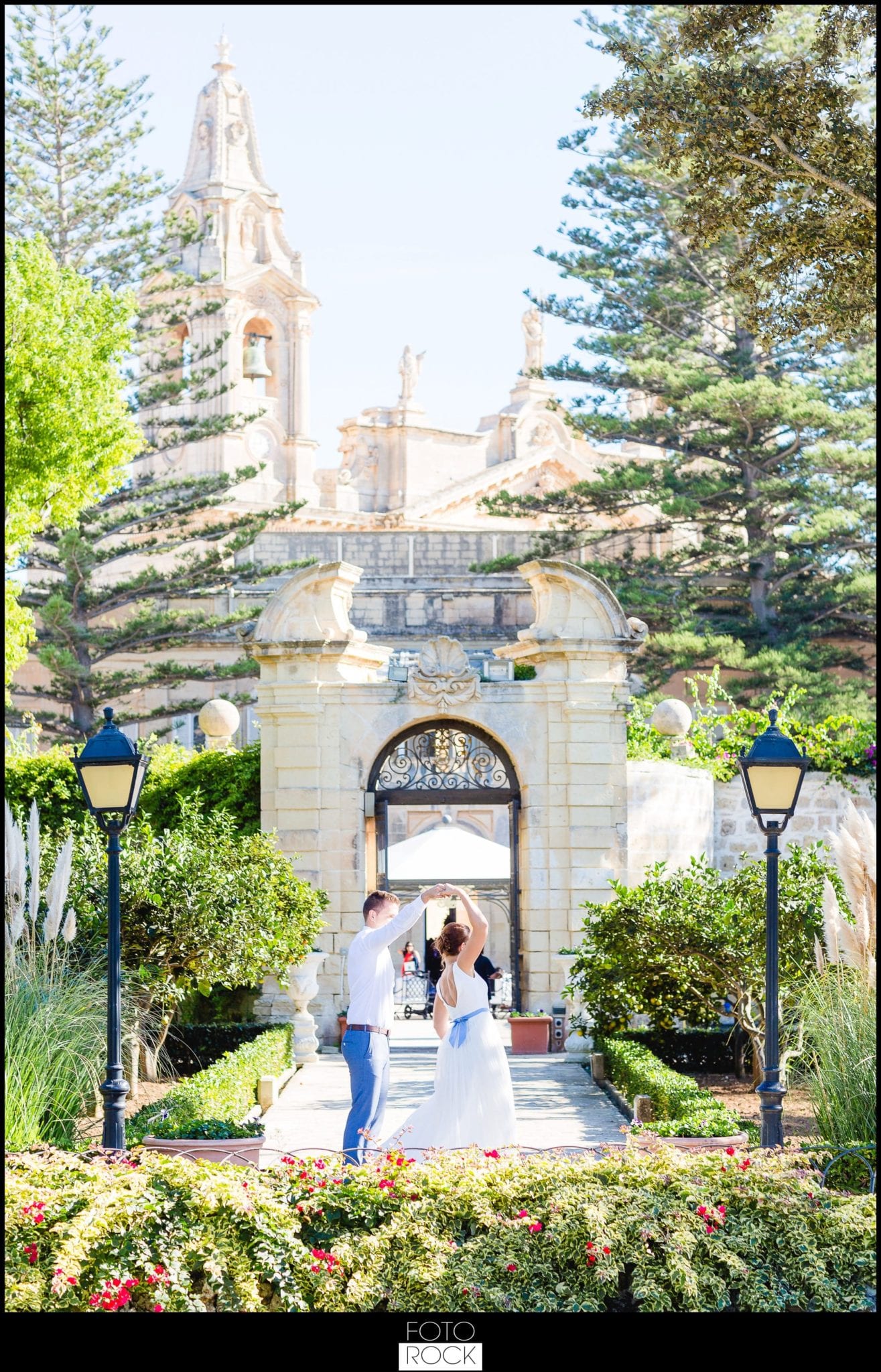 Hochzeit Malta Brautpaar Tanz Outdoor Garten Laternen Blumen Kirche Tor