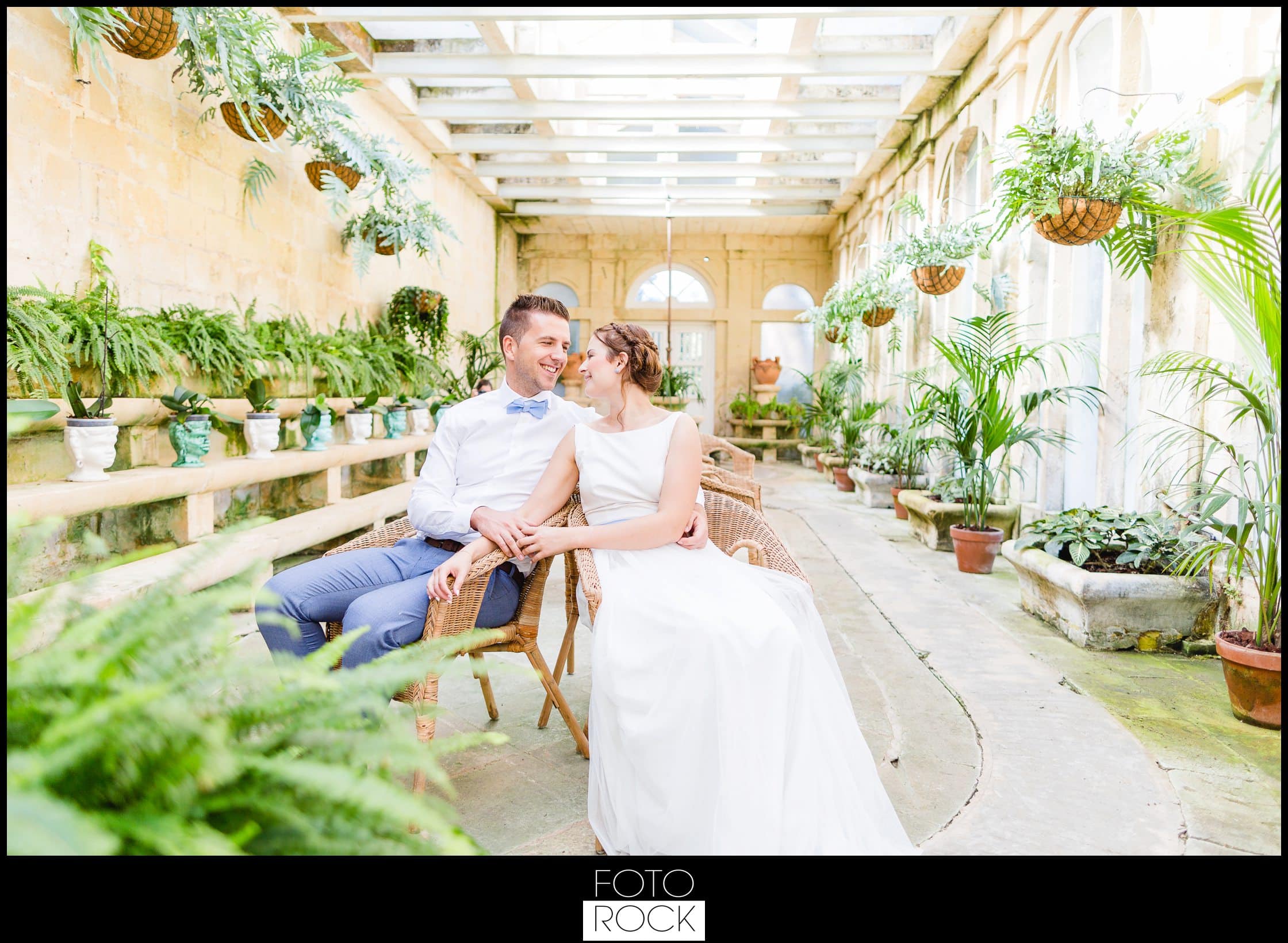 Hochzeit Malta Brautpaar Gewächshaus Pflanzen Stühle