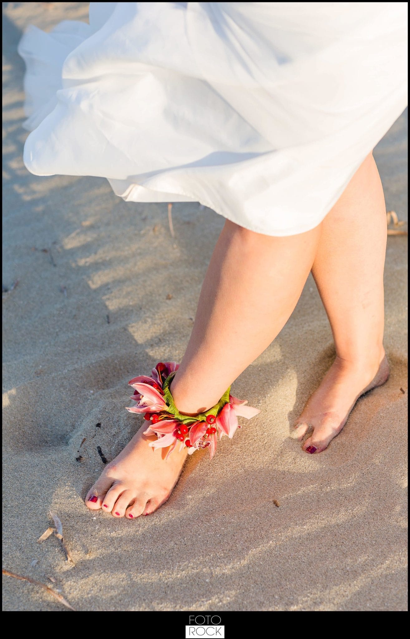 Hochzeit Malta Brautkleid Strand Sand Füße Blumen