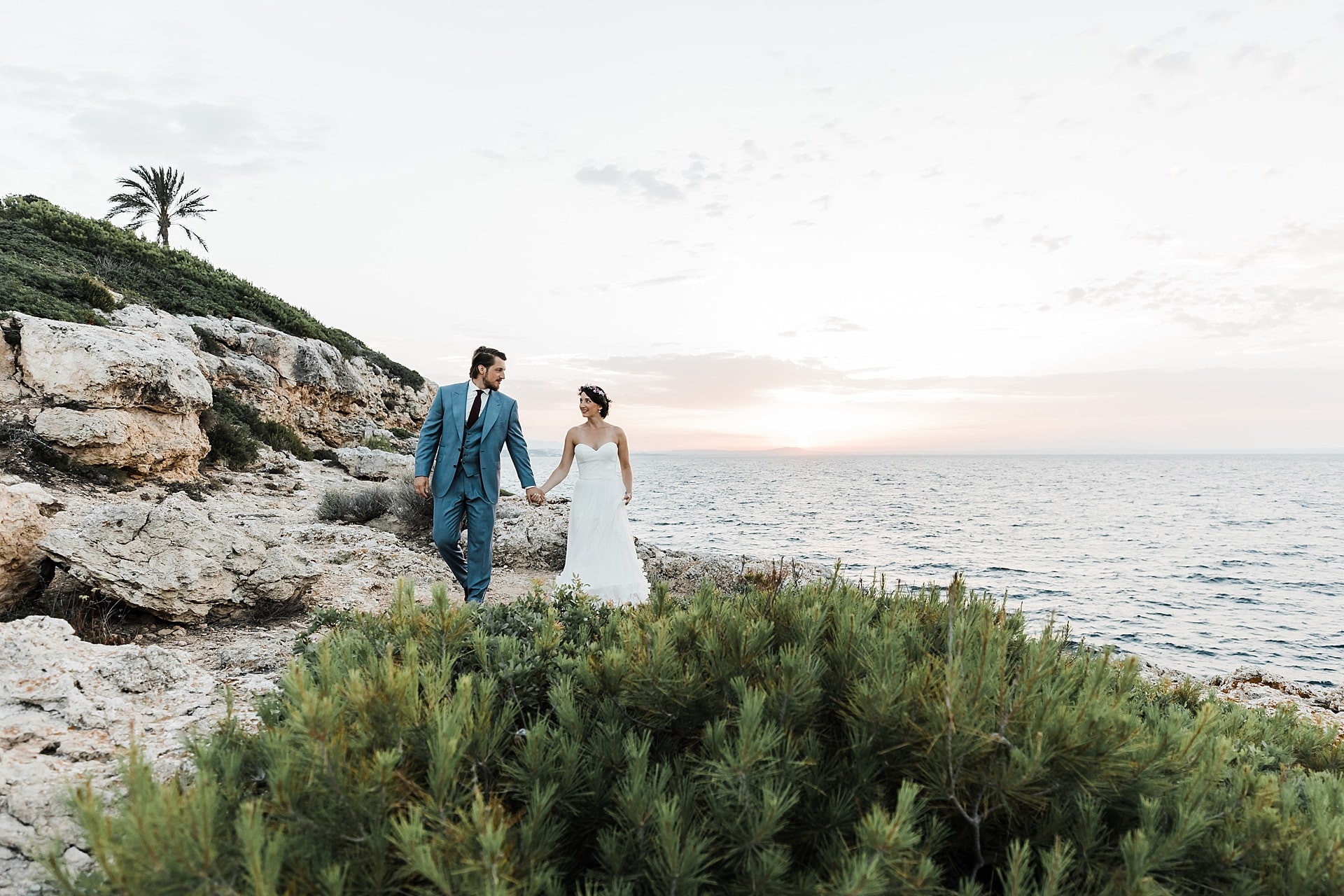 Hochzeit Mallorca Photoshooting Fotoshooting Strand Meer Sonnenuntergang Brautpaar