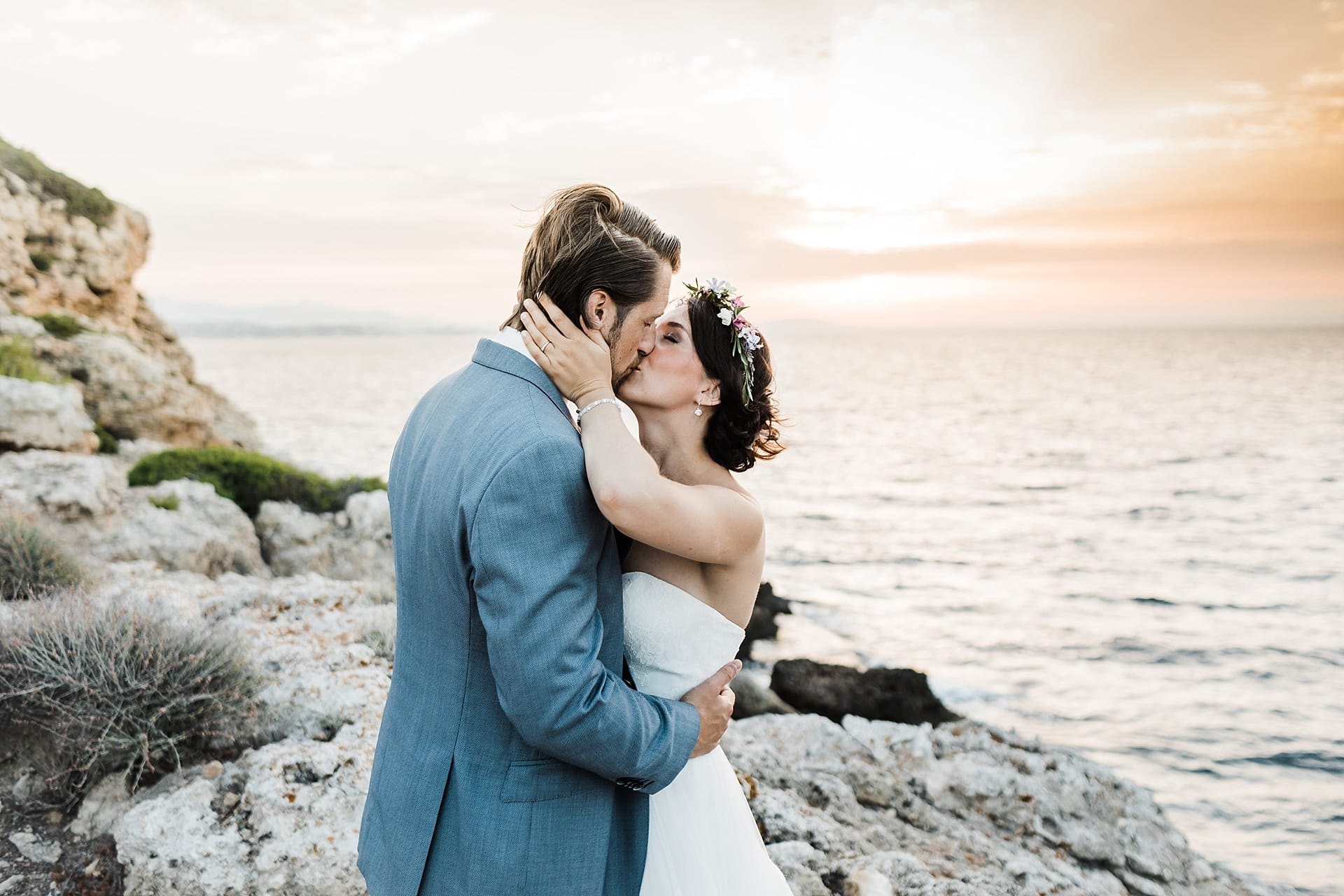 Hochzeit Mallorca Photoshooting Fotoshooting Strand Meer Sonnenuntergang Brautpaar Kuss